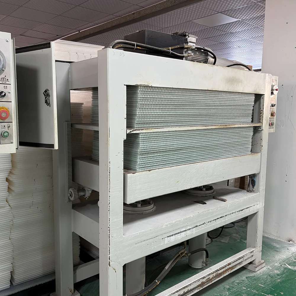 Industrial cold press equipment applying uniform pressure to PP honeycomb cores to ensure structural integrity and a perfectly flat surface.